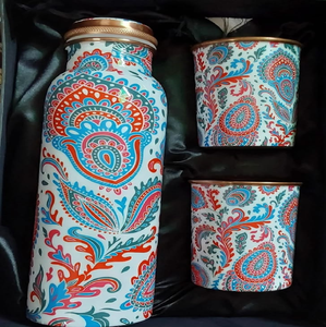Juego de vasos de cobre estampado que incluye una botella elegante y dos tazas a juego con arte pichwai vibrante, a precios de mayorista. - Product Image 1