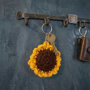 Porte-clés tournesol au crochet |   Breloque de sac florale |   Porte-clés tricoté - Fils de coton doux faits à la main, design traditionnel - Product Image 2