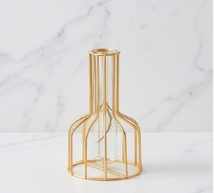 Vase moderne en fil métallique doré avec insert en verre transparent pour la décoration de table ou comme cadeau - Product Image 1