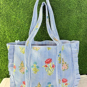 Bolso tote acolchado de algodón con volantes, bolso tote de hombro elegante para mujer, bolso tote personalizado con nombre de novia, bolso tote floral bohemio - Product Image 3