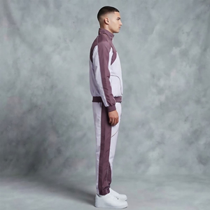 Ensemble survêtement streetwear personnalisé pour homme, coupe-vent en nylon uni à capuche, avec logo brodé sur mesure, style urbain - Product Image 2