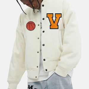 Veste universitaire crème pour homme avec logo V brodé et patch de basketball, style preppy, col rabattu, simple boutonnage - Product Image 3