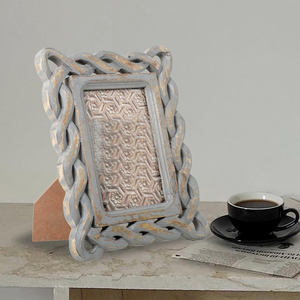 Cadre photo moderne en bois massif, design minimaliste, pour affichage sur table ou bureau, pour une décoration contemporaine - Product Image 4