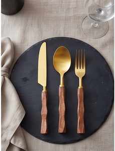 Juego de cubiertos chapados en oro con mangos de madera, cuchara, tenedor, cuchillo, diseño minimalista, cubiertos duraderos para uso en mesas de boda. - Product Image 5
