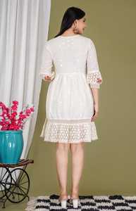 Kurti moderne en coton tissé blanc 100 % pour femme, style mini, col halter, broderie florale, manches trois-quarts, col rond, coupe classique - Product Image 4