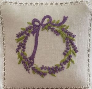 Sachets parfumés brodés en forme de couronne de lavande, en coton blanc de haute qualité, avec ourlet festonné, pour vente en gros - Product Image 3