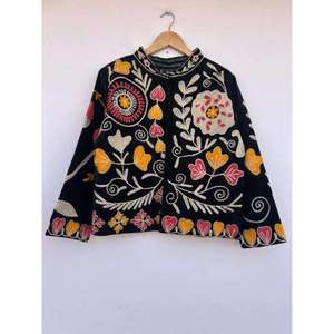 Chaqueta Suzani de Terciopelo Bordada con Flores Negras Hecha a Mano para Mujer, Chaqueta Bohemia Negra de Corte Holgado, Ropa de Abrigo de Invierno para Mujer - Product Image 3