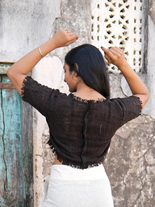 Blusa Corta Negra Hecha a Mano de Algodón con Borde Crudo, Ecológica, Orgánica, Estilo Indio Khadi, Manga Corta, Textura Rústica - Product Image 5