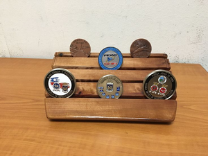 Soporte decorativo de madera rústica quemada marrón para monedas de desafío, montado en escritorio, ¡en oferta! - Product Image 4