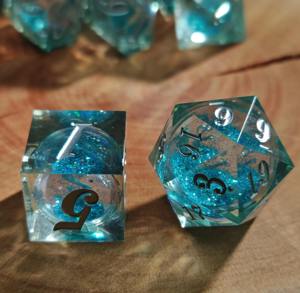 ชุดลูกเต๋าเรซิ่นเกรดพรีเมียม บรรจุภัณฑ์หรูหรา ลูกเต๋าเรซิ่นทรงหลายเหลี่ยม สำหรับเกมกระดานมืออาชีพ ขายส่งอุปกรณ์เกม - Product Image 6