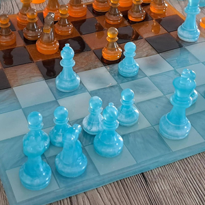 Juego de Ajedrez de Resina Hecho a Mano de Primera Calidad y Piezas de Lujo, Tablero de Juego de Resina Artesanal - Product Image 1