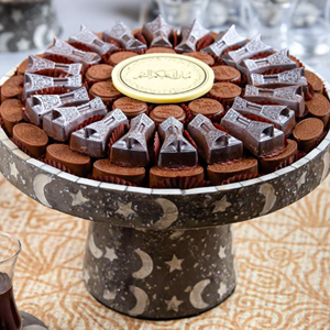 Luxurious mother of pearl cake stand, cream tiled seashell raised platter set with <b>assorted</b> <b>chocolate</b> pieces for elite parties - Product Image 4
