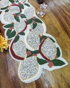 Chemin de table brodé avec des feuilles blanches, du feuillage vert et des baies rouges, décoration traditionnelle pour la maison, tissu lavable - Product Image 4
