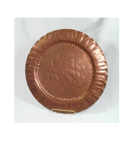 Assiette de présentation en cuivre décorée d'un motif végétal gravé, 100% cuivre, idéale pour les cadeaux - Product Image 1