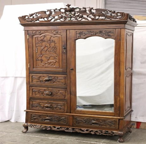 Armoire en bois doré antique de style régale, avec panneaux texturés et portes miroir, disponible à prix de gros. - Product Image 3
