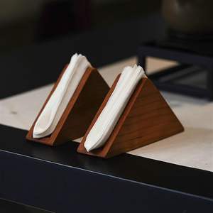 Caja de pañuelos triangular de madera marrón de lujo, organizador de pañuelos hecho a mano con acabado natural, decoración para el hogar, para restaurantes y cafeterías - Product Image 2