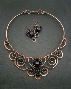 Collier en cuivre traditionnel avec un artisanat unique, accessoire de bijouterie attrayant pour les femmes de tous âges - Product Image 4