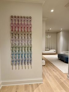 Décoration murale en résine style chaîne, œuvre d'art suspendue, écologique, faite à la main, en forme de hibou, multicolore, pour la décoration intérieure contemporaine - Product Image 1