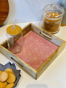 Bandeja Redonda de Madera de Mango con Asas, Estilo Tapicería Rosa Clásica, Bandeja Decorativa para Servir - Product Image 2