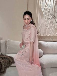 ชุดแต่งงานอินเดีย-ปากีสถานผ้าไหมสีชมพูหรูหรา ยาวกรอมพื้น ปักลายดอกไม้ ทรงปกติ ชุดพื้นเมืองสำหรับผู้หญิง ใส่ได้ทุกฤดู - Product Image 5