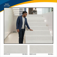 Carreaux de céramique Vistaar Designer Full Body Step Riser 300x1200mm, aspect marbre rouge glacé, pour escaliers extérieurs, carreaux de dalle pour marches.