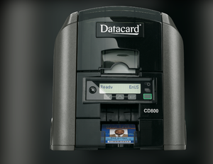 เครื่องพิมพ์บัตรพีวีซี Datacard CD800 แบบด้านเดียว รองรับการพิมพ์แบบ Simplex มีสินค้าในสต็อก พร้อมพอร์ต USB รับประกัน 3 ปี ความละเอียด 300DPI - Product Image 1