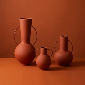 Ensemble de vases à fleurs en terre cuite faits à la main, avec deux poignées en boucle et des corps ronds, pour une décoration intérieure moderne et élégante. - Product Image 1