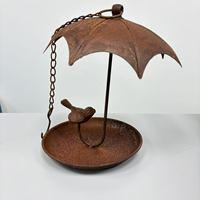 Mangeoire à oiseaux vintage en fer rouillé avec design parapluie, bain d'oiseaux en métal suspendu pour la décoration extérieure du jardin
