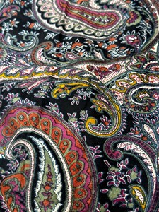 Tela de Terciopelo de Algodón de Lujo: Estampado Paisley Multicolor, Tela de Terciopelo de Algodón Estampada a Mano de 45 Pulgadas de Ancho con Diseño Floral - Product Image 4