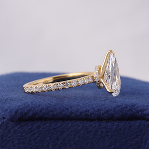Bague de fiançailles en or 14 carats certifiée IGI, en forme de poire, 2 carats, avec halo caché et sertissage pavé, idéale pour les occasions festives - Product Image 2