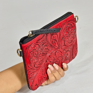 Bolso bandolera de cuero genuino rojo con diseño floral repujado, estilo bohemio, correa única y cierre de cremallera para uso diario. - Product Image 3