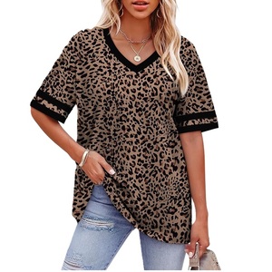 T-shirt personnalisé pour femme à col en V - 100% coton respirant et écologique - T-shirt décontracté d'été fabriqué au Bangladesh - Product Image 3