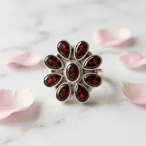 Anillo de Plata de Ley 925 con Granate Rojo Radiante, Diseño Floral Hecho a Mano, Joyería con Piedra de Nacimiento Natural para Mujer - Product Image 2