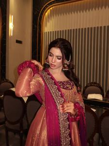 ชุดเดรส Anarkali ปักลายพีชสุดหรู พร้อมผ้าคลุมไหล่ สำหรับผู้หญิง ออกแบบโดยดีไซเนอร์ เหมาะสำหรับงานแต่งงาน งานเลี้ยง และงานพิธีต่างๆ ตกแต่งด้วยงานปักดิ้นทองและเลื่อม - Product Image 3