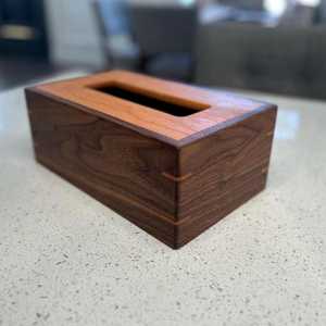 Porta Servilletas Decorativo de Madera con Diseño Tallado, Forma Rectangular, Ecológico, Hecho a Mano, Organizador para el Hogar - Product Image 4