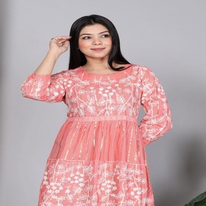 Kurti en coton pêche chic avec broderie florale délicate et design à volants pour un style féminin élégant, idéal pour les occasions de fête et de plage - Product Image 4