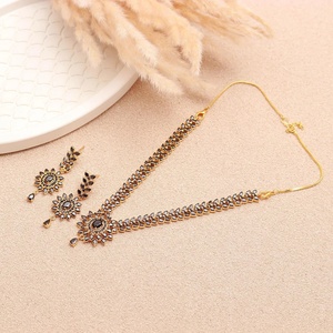 Conjunto de Collar con Piedra de Ónix Negro, Chapado en Oro de 22K, Estilo Colgante de Latón, Corte Marquesa Ovalado, con Aretes - Product Image 3