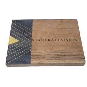 Almohadilla de charcutería de tabla de queso hecha a mano de madera de acacia y resina decorada con mango de madera y almohadilla de corte de resina de Río Azul - Product Image 1