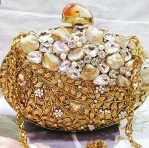 Bolso de Mano Nupcial Indio Boho de Lujo Hecho a Mano, Escultura Artística Étnica Coleccionable y Artística Pintada a Mano en Resina al por Mayor - Product Image 5