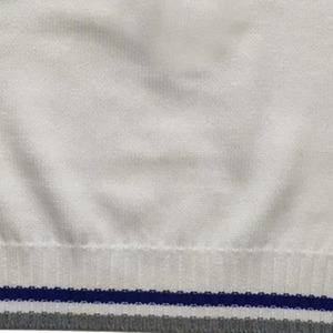 Pull en tricot blanc à col en V avec bordure rayée bleue et grise - Product Image 4