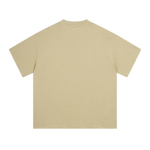 เสื้อยืดคอกว้างสีเบจแขนสั้นทรงโอเวอร์ไซส์สำหรับผู้ชาย ดีไซน์เรียบง่ายแบบถัก สีพื้น - Product Image 2