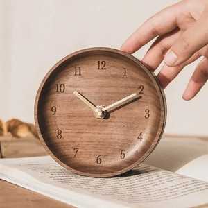 Horloge ronde en bois avec chiffres gravés, aiguilles dorées, design minimaliste naturel, artisanale, durable, pour la maison ou le bureau - Product Image 1