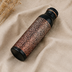 Bouteille d'eau en cuivre pur gravée de motifs floraux, noire mate, faite à la main, portable, pour les voyages, design traditionnel - Product Image 6