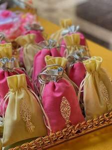 Pochette de rangement pour bijoux, élégante, faite à la main, en tissu, avec cordon de serrage, écologique, sac cadeau Potli avec de magnifiques broderies - Product Image 1