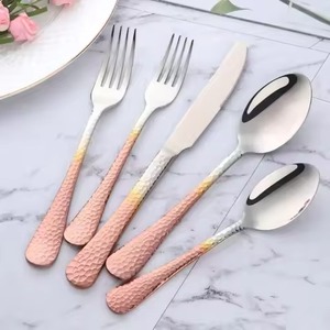 Collection de couverts en métal modernes avec finition lisse pour les repas quotidiens et les occasions formelles - Product Image 2