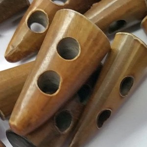 Botón de cuerno de búfalo natural hecho a mano, de 2 agujeros, rústico, con punta completa, impermeable, para abrigos y chaquetas. - Product Image 1