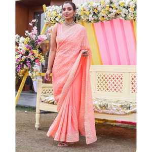 Collections de saris indiens ethniques tendance en mousseline de soie à séchage rapide pour femmes, pour festivals, mariages, toutes saisons, avec motifs Paisley, couleur pêche et travail Gotta - Product Image 1