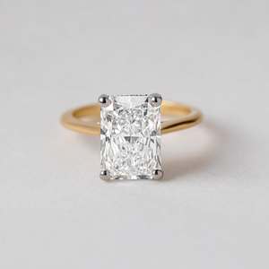 Bague de fiançailles haut de gamme en platine PT950 avec moissanite taille radiant VVS certifiée, halo caché et pont pavé, solitaire de luxe - Product Image 1