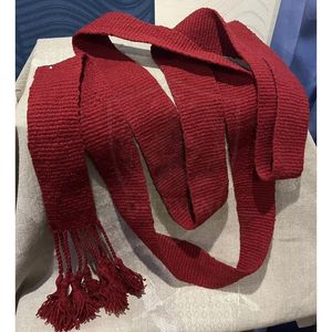Bufanda roja tejida ceremonial OEM con borlas y ribete para uso en prendas de vestir, accesorio de punto duradero - Product Image 5