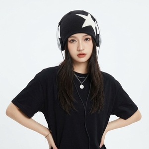 Bonnet unisexe noir avec motif géométrique étoile blanche, chapeau d'hiver décontracté, circonférence de la tête 56-58 cm, tricoté à la machine en acrylique - Product Image 3